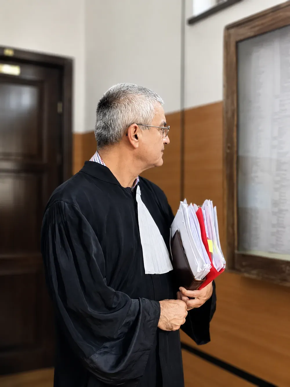 Avocat Eugen Titu în robă, la o instanță din București